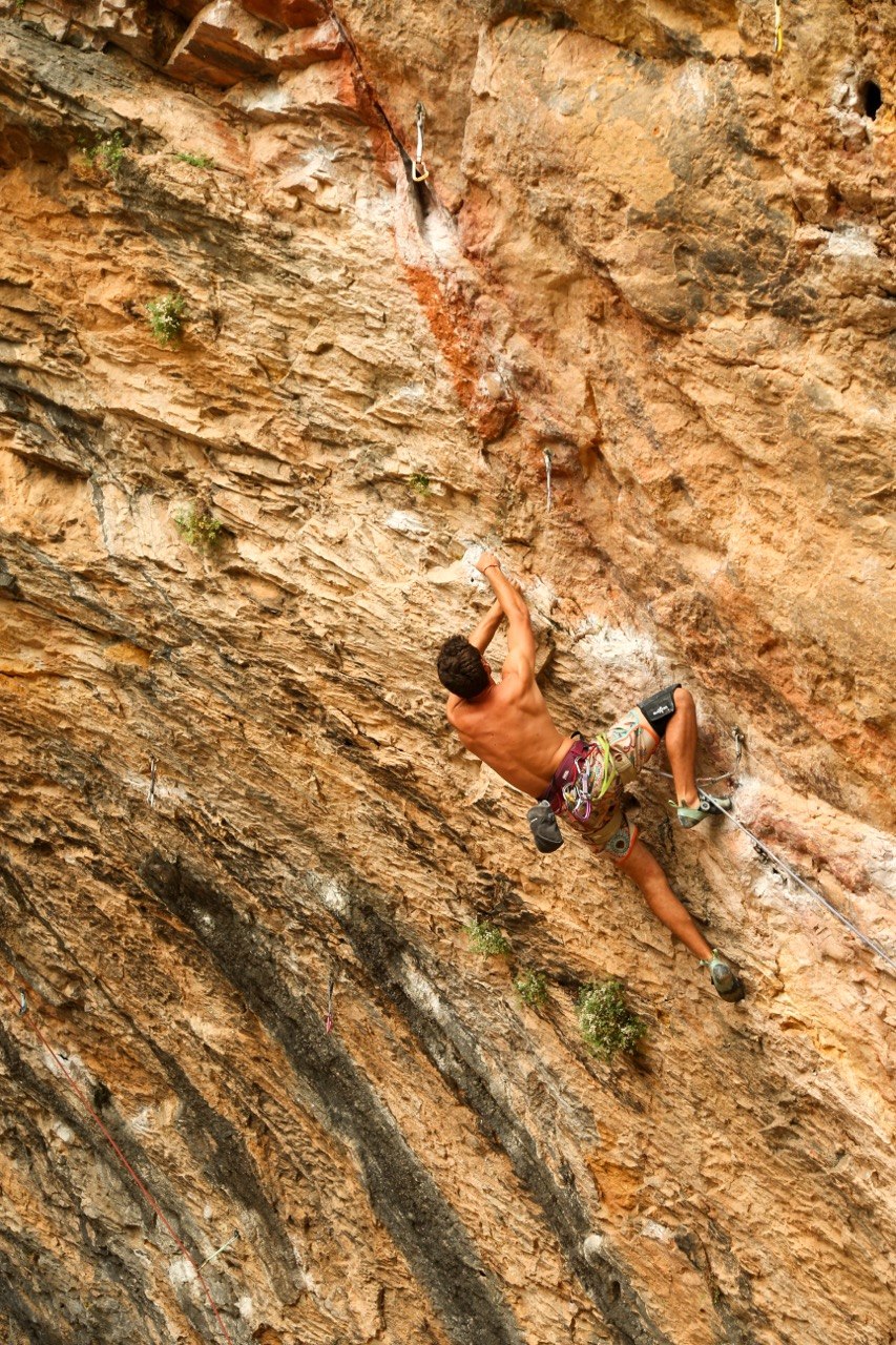 Elmo escalando en roca